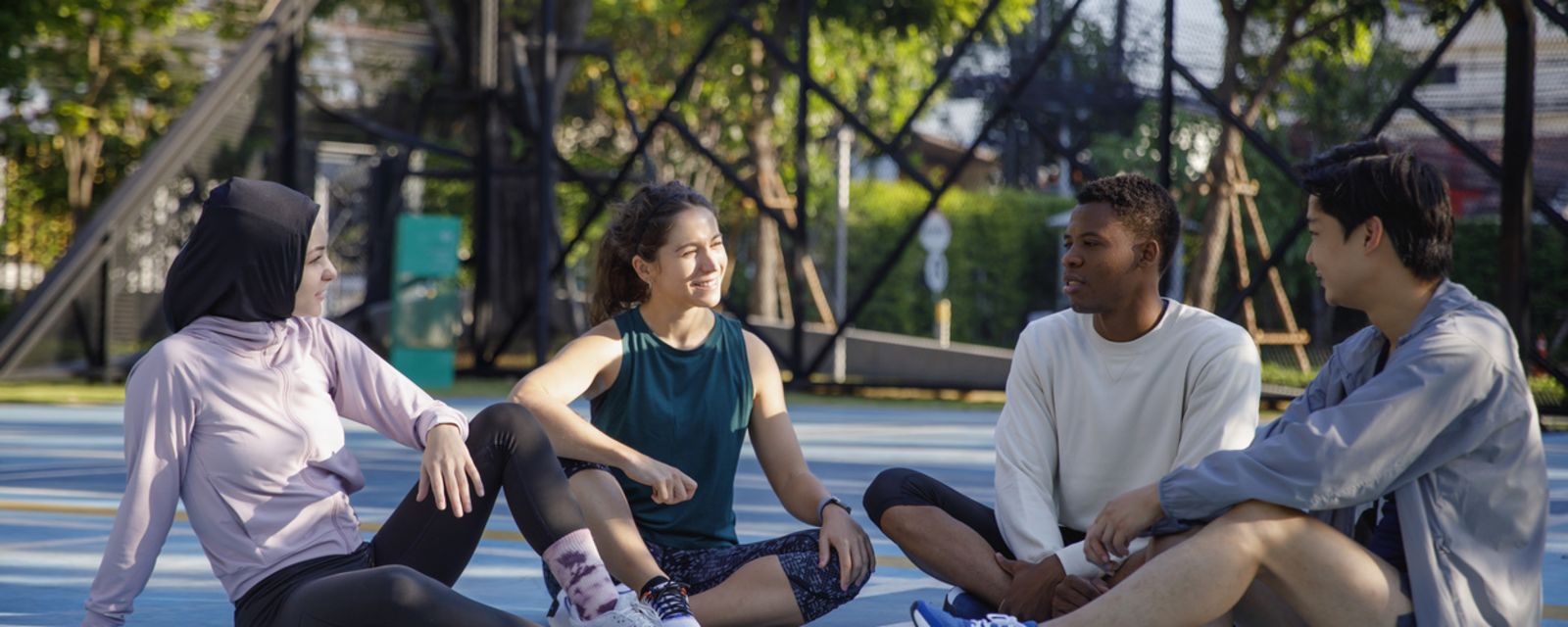 Menschen sitzen auf Sportplatz